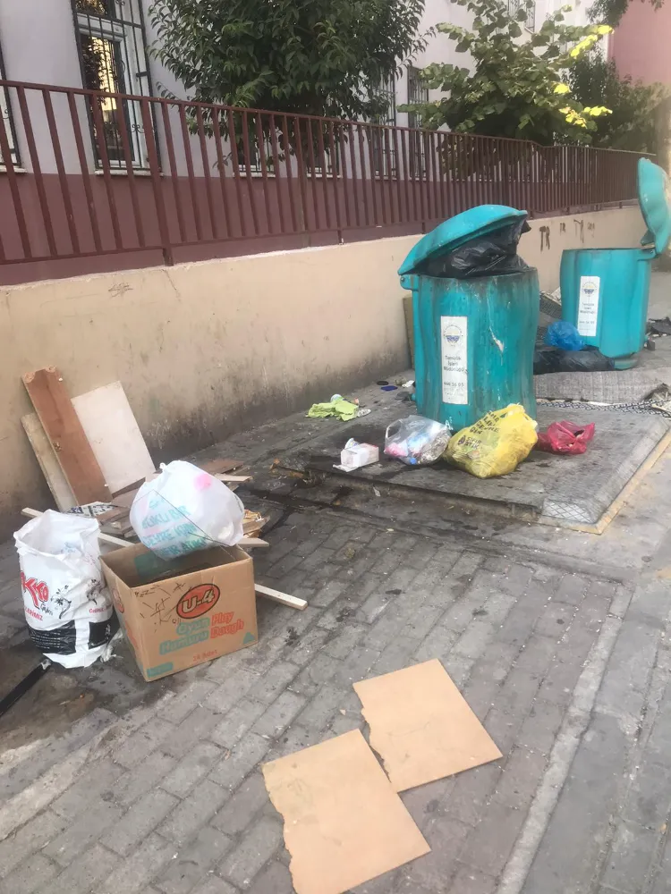 Konteynerler Dolu , Çöpler Dışarıda Kokudan , Sinekten Rahatsız Olan Mahalleli Şikayetçi...